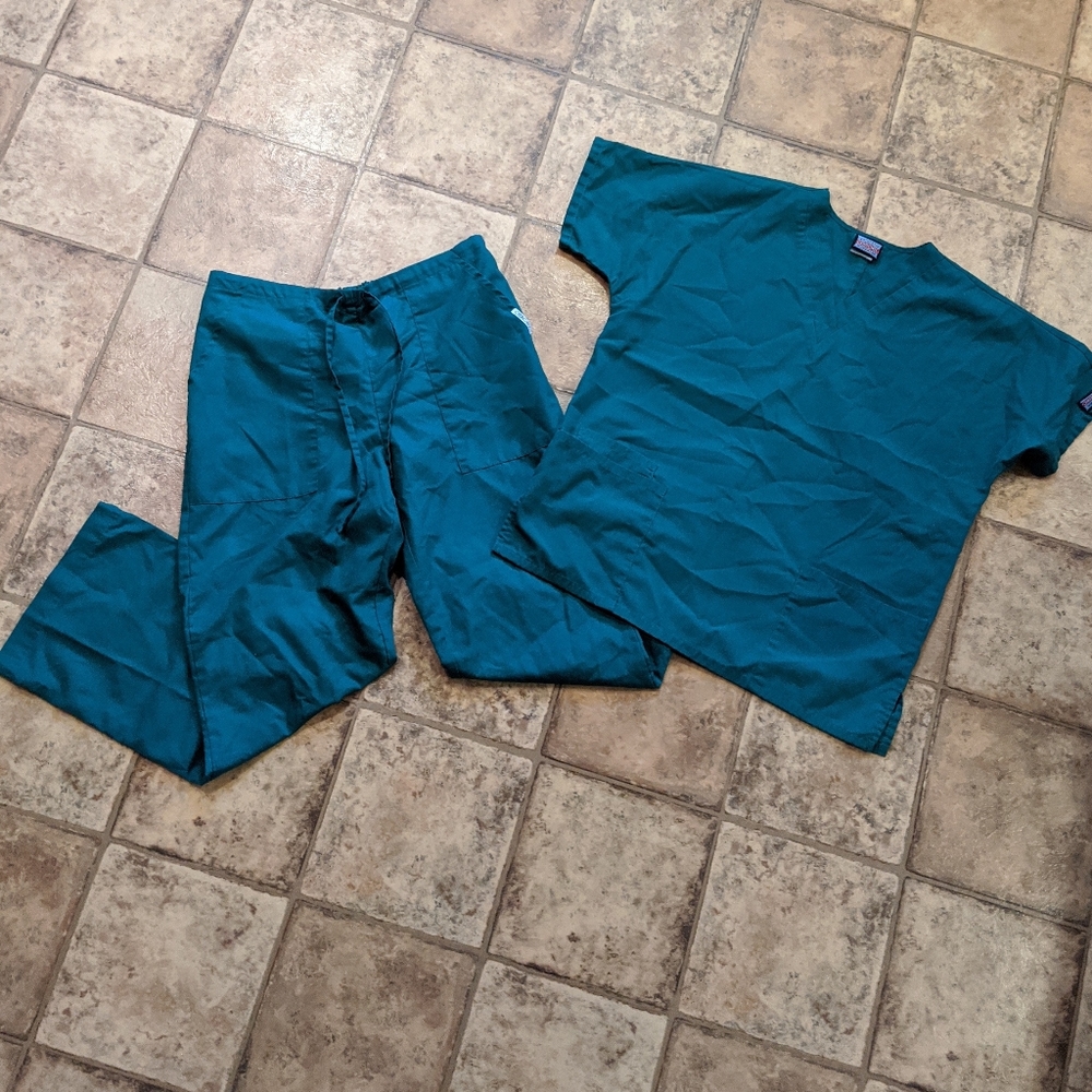 Women's Hunter green scrubs. Size small